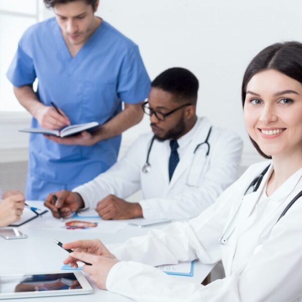 team-of-doctors-having-meeting-in-medical-office-1024x680